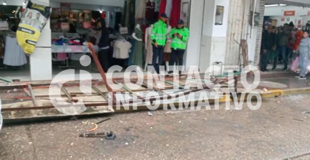 (+VÍDEO) Anuncio publicitario cayó sobre empleada municipal