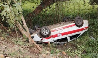 Taxi de Cosoleacaque termina fuera de la cinta de rodamiento en Jáltipan de Morelos, Veracruz