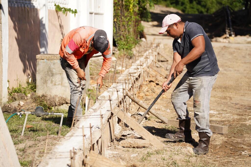 Avanza obra de pavimentación en la colonia Luis Donaldo Colosio de Cosoleacaque.