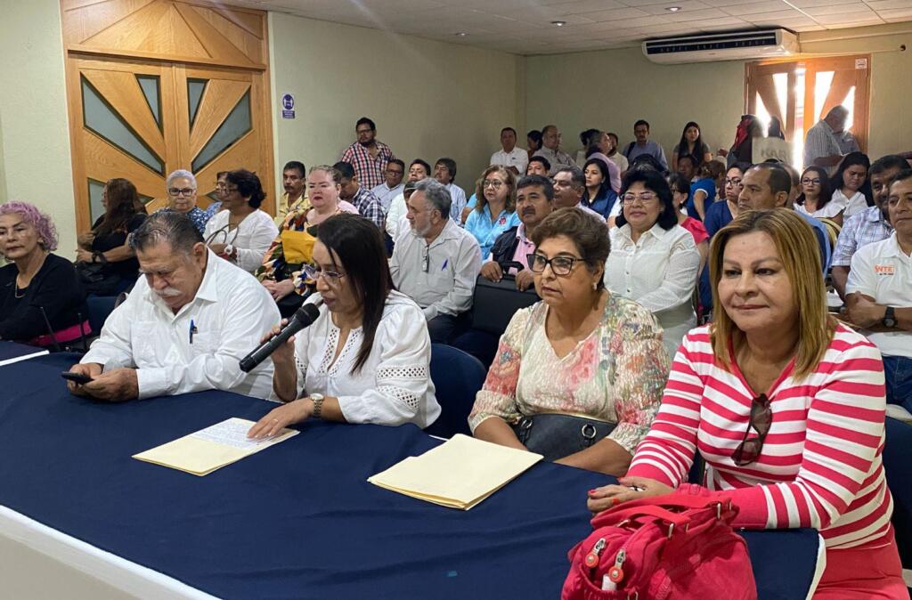 (+VÍDEO) Profesores de la zona sur a la espera de pagos, plazas y pendientes con la SEV