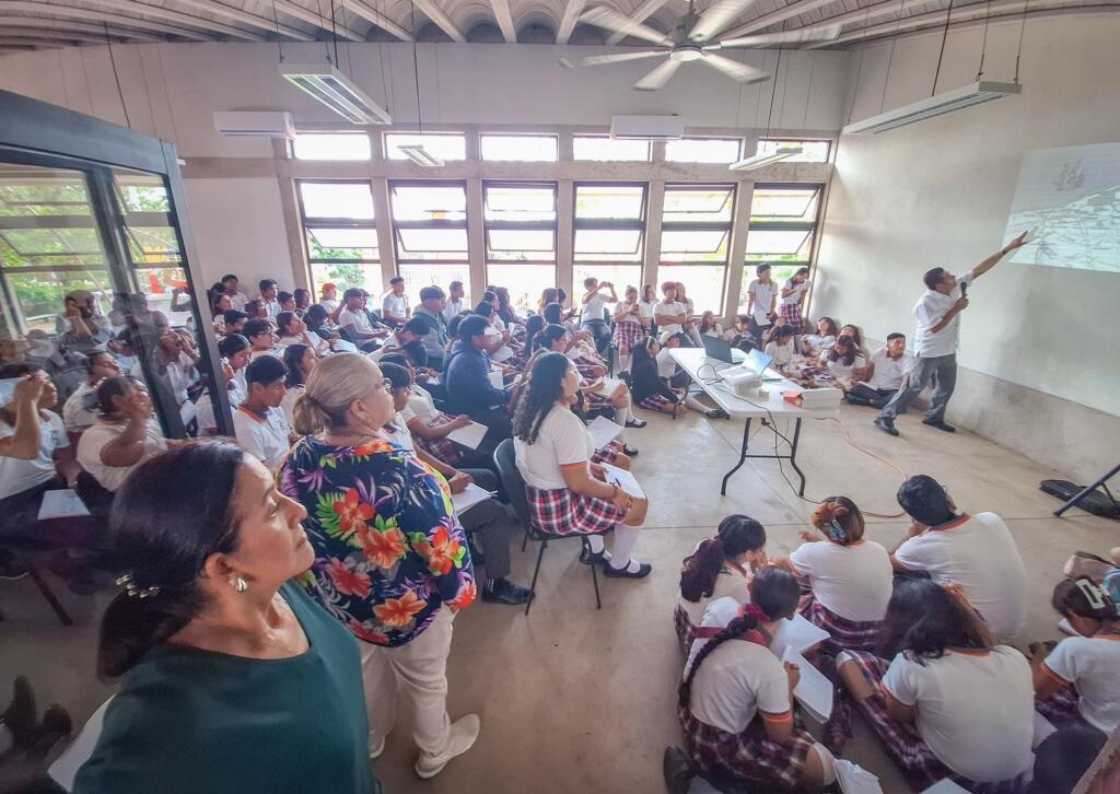 Comparten con estudiantes la historia local de Cosoleacaque.