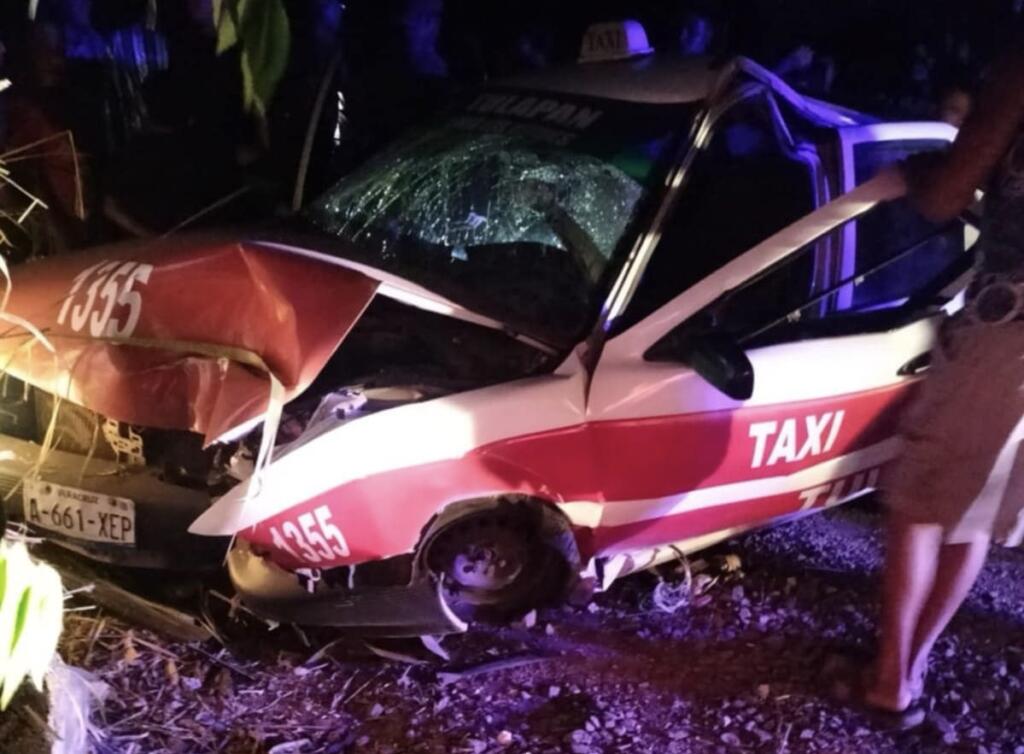 Taxi ch0ca contra un poste en San Andrés Tuxtla; conductor f4llec3 y dos más resultan h3rid0s