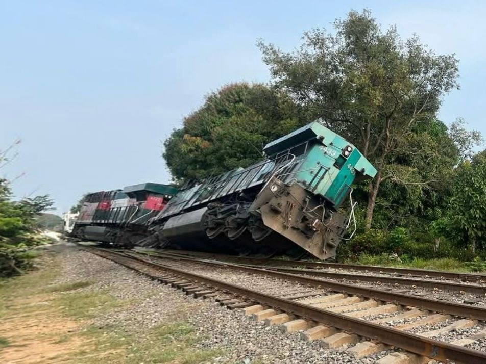 *Locomotora se descarriló en Chinameca, Veracruz*