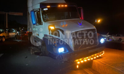 Trailero da volantazo y evita ch0car de lleno a un conductor particular en el libramiento de Sayula de Alemán.