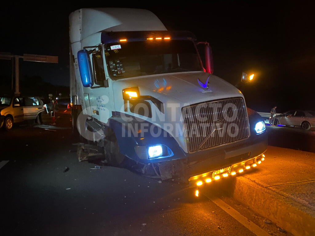 Trailero da volantazo y evita ch0car de lleno a un conductor particular en el libramiento de Sayula de Alemán.
