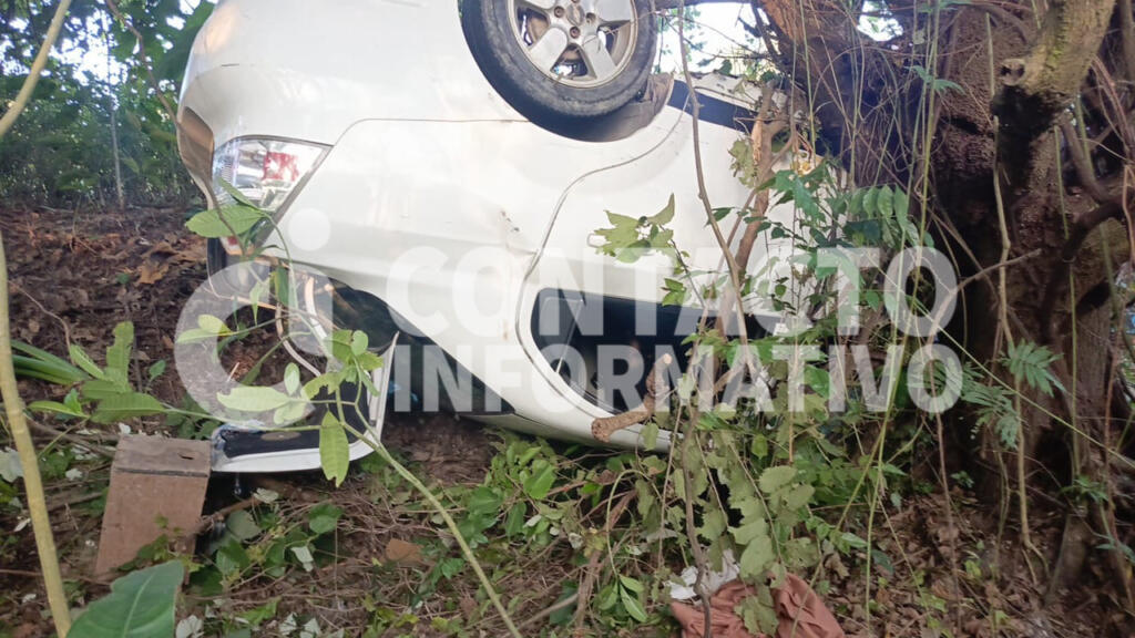Abandonan auto volcado en Cosoleacaque; en su interior, ropa de dama y n!ñ0 con m@nch@s de s@ngr3
