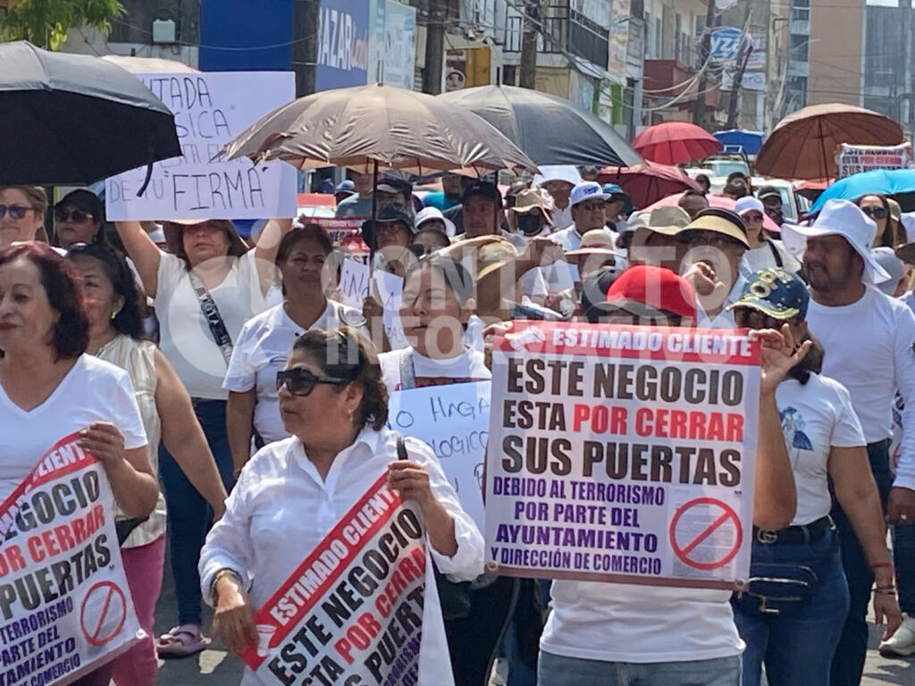 (+VIDEO) Comerciantes de Minatitlán se manifiestan contra altos cobros de empadronamiento; Carmen Medel les responde: Con eso se hacen las obras, comerciantes no están acostumbrados a pagar