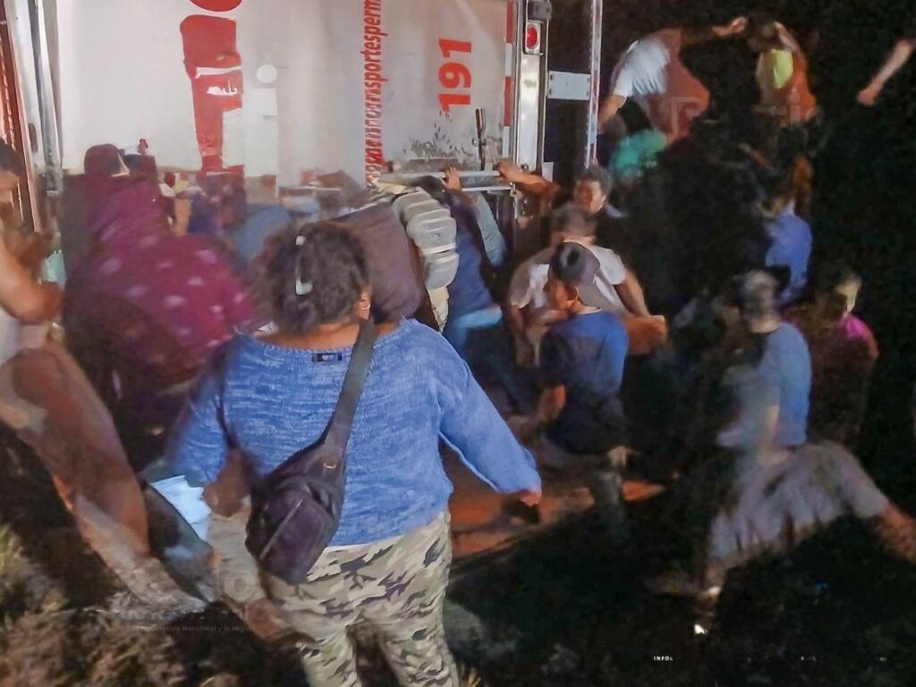 Tráiler cargado de carne vuelca en carretera Coatzacoalcos-Villahermosa; lo rap!ñ@r0n