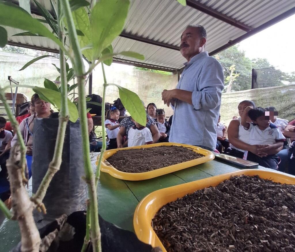 Estudiantes de Zaragoza visitan el vivero municipal de Cosoleacaque.