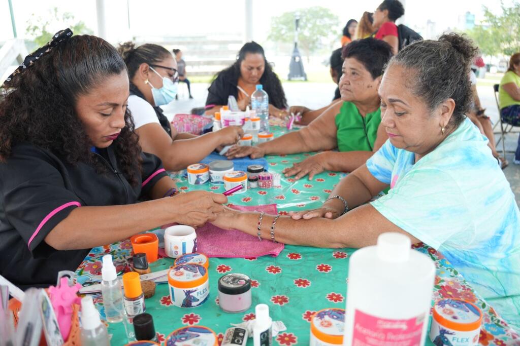 En el municipio de Cosoleacaque, las brigadas de belleza gratuitas continúan #CercaDeTI.