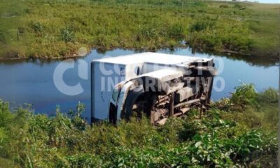 Camioneta se volcó en la carretera Las Matas