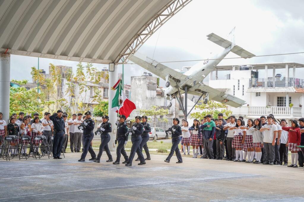 El H. Ayuntamiento de Cosoleacaque premia a escoltas, nivel bachillerato.