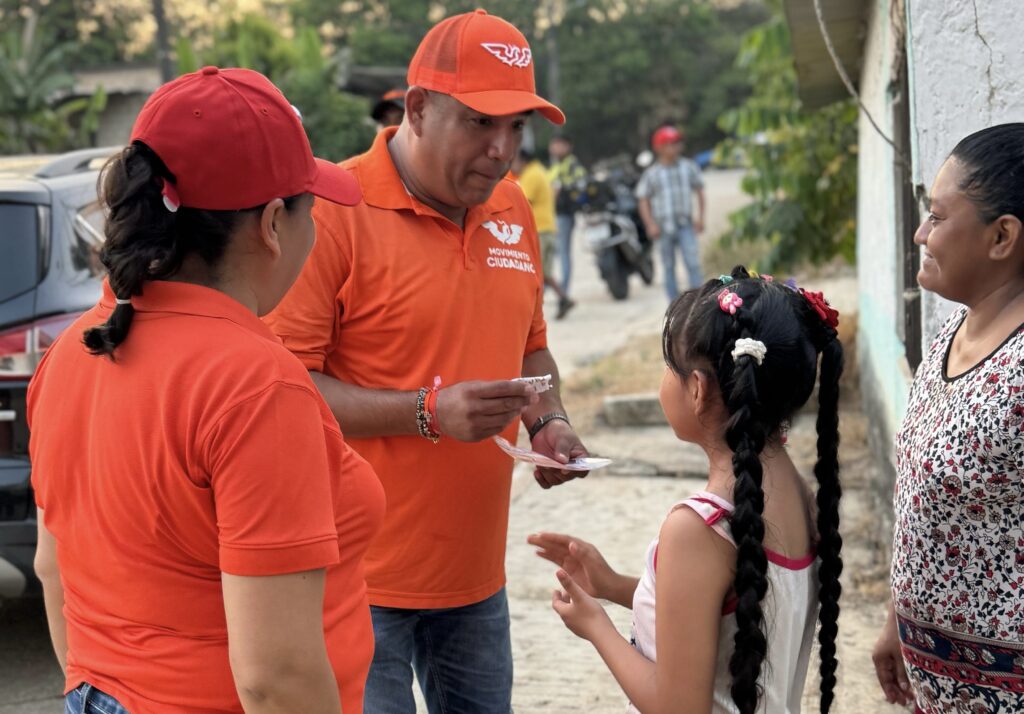 «Lo voy a llamar Presidente»: la niña Itzayana, pinta unos dibujos al candidato de MC Gildardo Maldonado