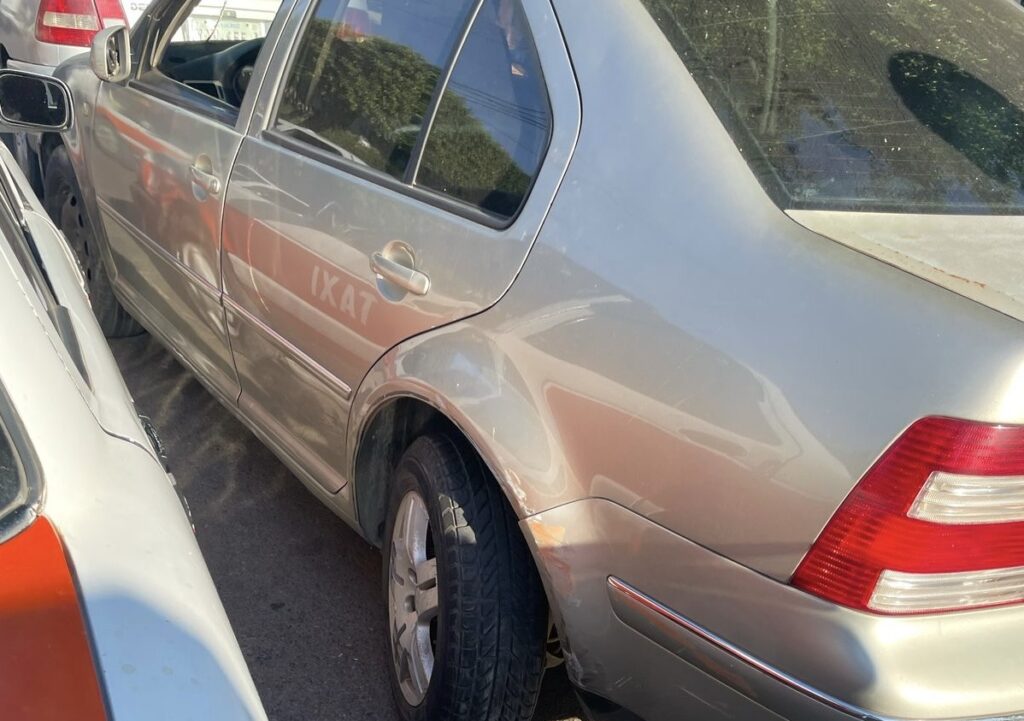Taxista del sitio Nicolás Bravo de Acayucan, ch0ca vehículo estacionado y su pasajera resulta l3sion4da