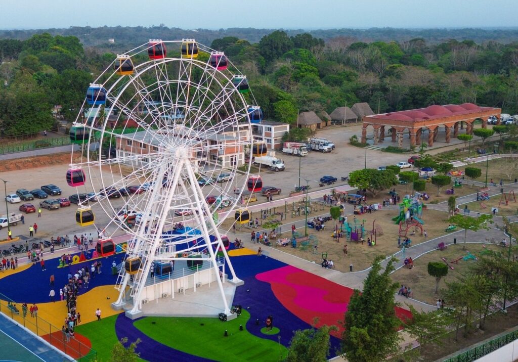 Cosoleacaque ya inauguró su majestuosa rueda de la fortuna de 30 metros de altura.
