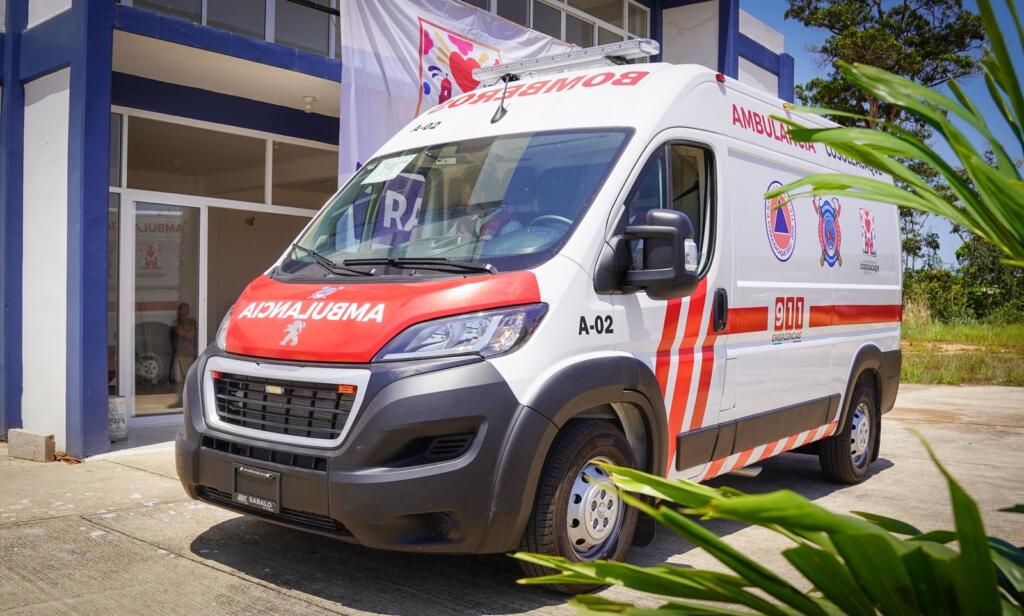 Ponciano Vázquez Parissi, hizo entrega de una nueva ambulancia a PC Cosoleacaque.