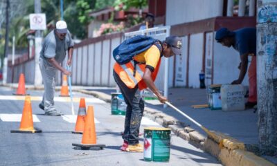 Continúa pinta de pasos peatonales y guarniciones en el municipio de Cosoleacaque