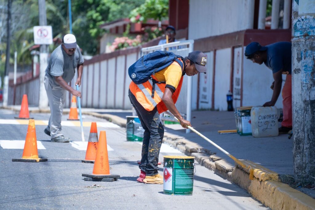 Continúa pinta de pasos peatonales y guarniciones en el municipio de Cosoleacaque