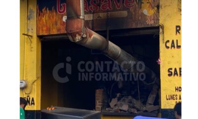 (+VIDEO)Colapsa estructura de rosticero artesanal en el centro de Minatitlán; no hubo l3sionad0s