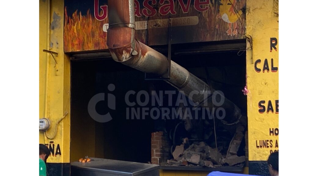 (+VIDEO)Colapsa estructura de rosticero artesanal en el centro de Minatitlán; no hubo l3sionad0s