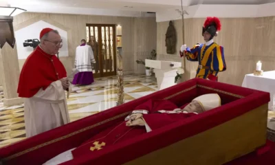 Publican primeras imágenes del papa Francisco en el féretro desde el Vaticano