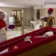 Publican primeras imágenes del papa Francisco en el féretro desde el Vaticano