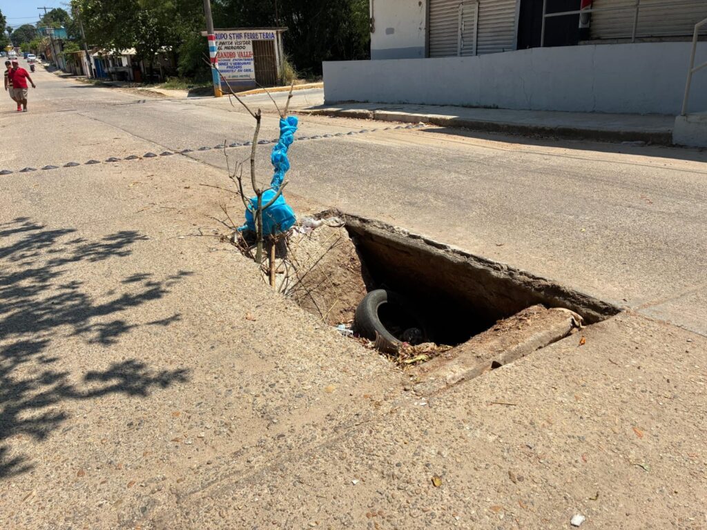 (+VIDEO)Fuga de drenaje pone en riesgo a vecinos de la colonia Benito Juárez; denuncian abandono de la autoridad