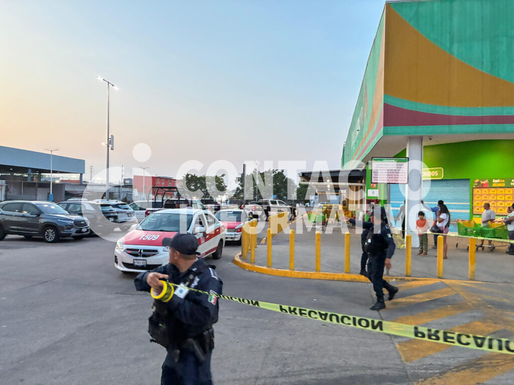 (+VIDEO)At4que arm4do en estacionamiento de supermercado deja un mu3rto en Minatitlán