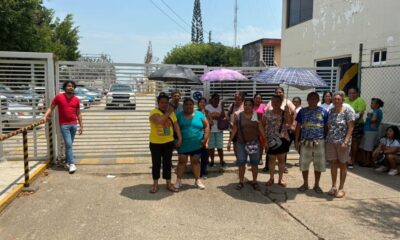 (+VIDEO) Vecinos de cinco colonias de Minatitlán exigen a CFE la inmediata reinstalación de energía eléctrica; denuncian afectaciones a la salud y economía