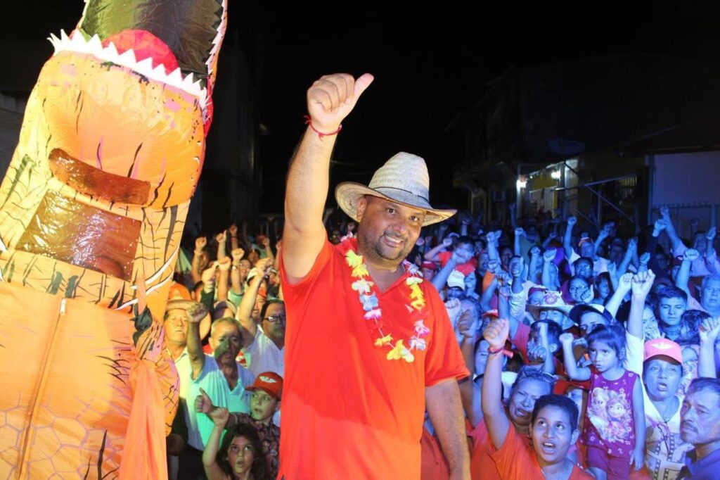 **Tensión en Las Choapas: Detectan a dos hombres armados durante caravana de candidato de MC**