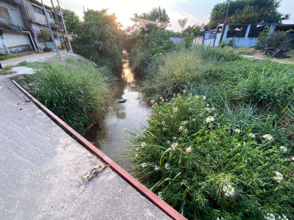 (+VÍDEO) Puente en riesgo une dos colonias en Minatitlán; vecinos advierten posible colapso