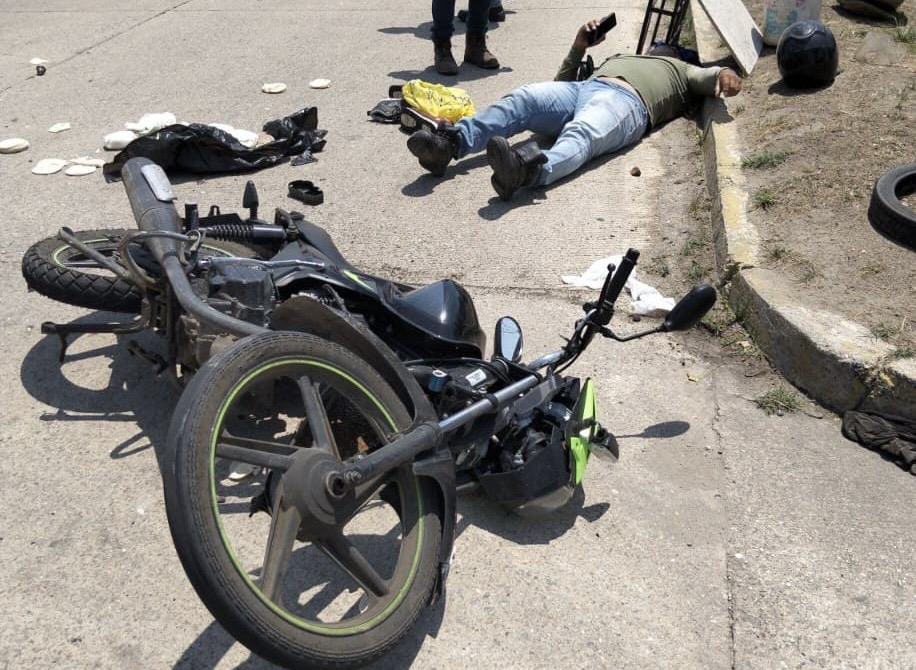 Motociclista es arr0ll4do frente al Hotel Madrid; el conductor responsable huyó del lugar