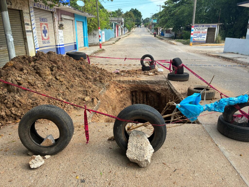 (+VIDEO) Obra inconclusa en drenaje deja a vecinos de la Benito Juárez entre hundimientos, filtraciones e indignación
