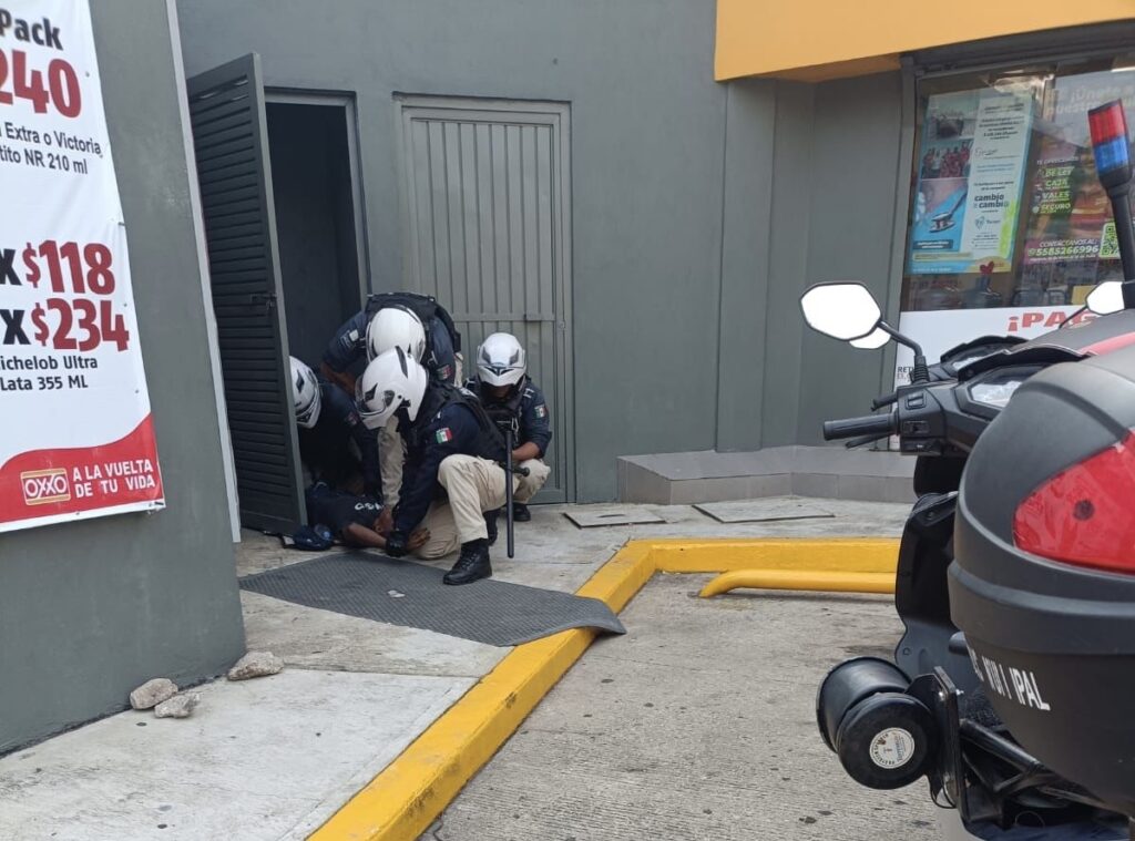 *As4ltó un Oxxo en Coatzacoalcos, pero le dieron ganas de orinar y lo encerraron los empleados en la bodega*