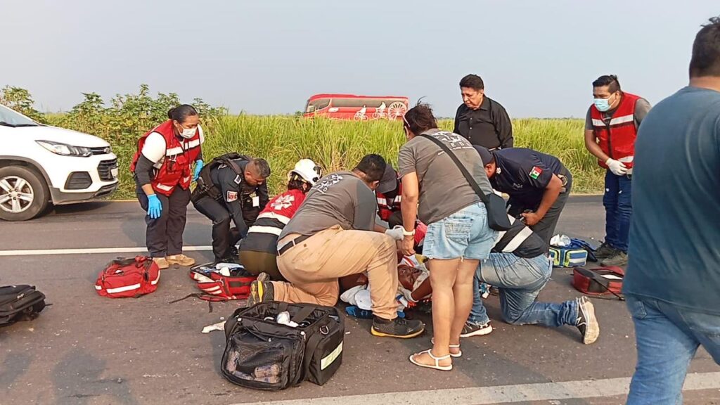*Camioneta arr0lla a dos motociclistas, tres personas resultaron l3sion4das *
