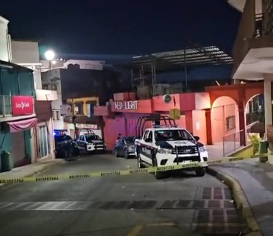 4sesin4n a masculino al interior del antro Red Light en San Andrés Tuxtla