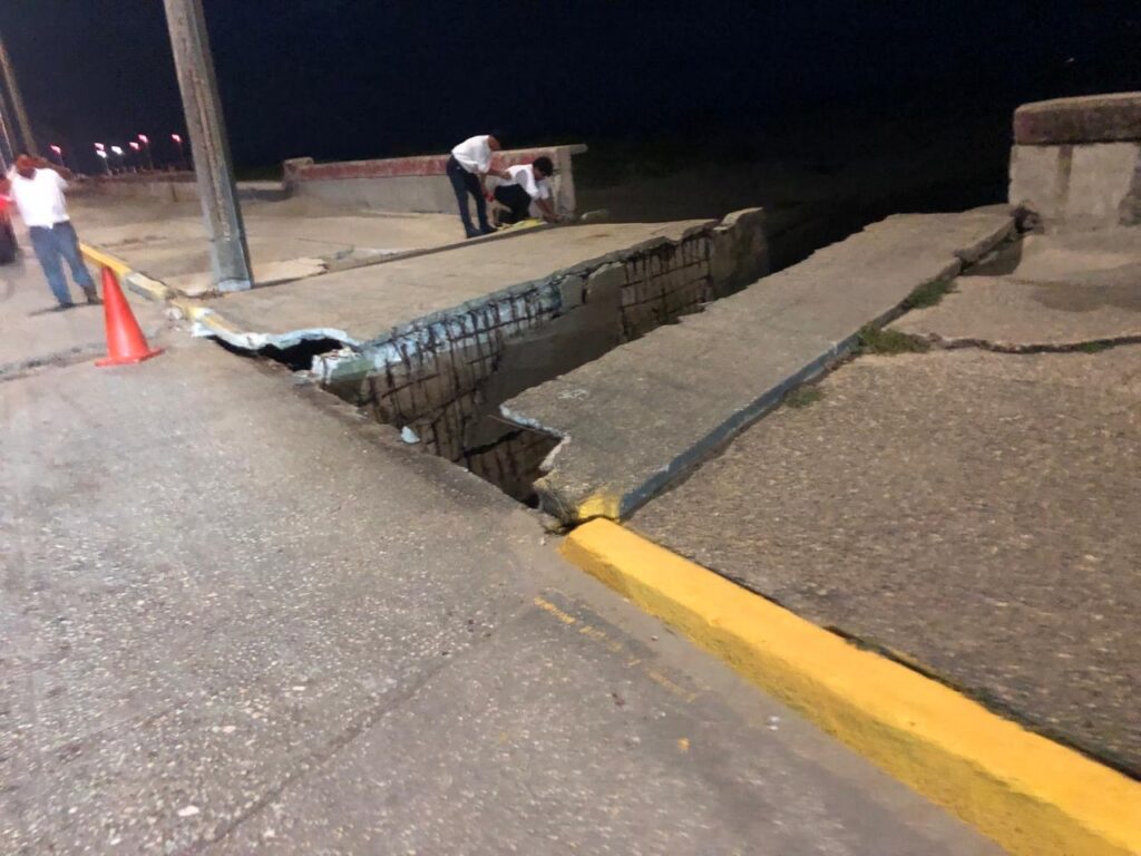 *Colapsa banqueta del malecón de Coatzacoalcos, dos personas resultaron con lesiones menores*