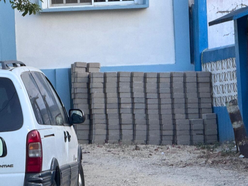 (+VIDEO) Vecinos de Minatitlán denuncian abandono: les piden pagar mano de obra tras recibir adoquines del ayuntamiento