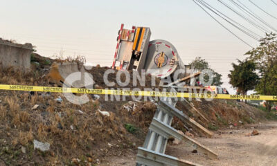 Vuelca tractocamión con jarabe de maíz en puente “La ICA”, en Cosoleacaque