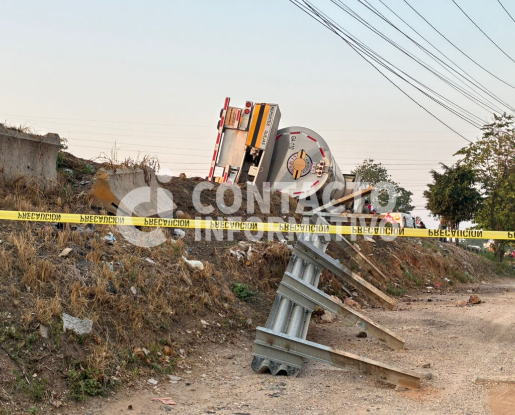 Vuelca tractocamión con jarabe de maíz en puente “La ICA”, en Cosoleacaque