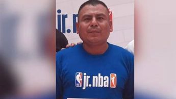 Ases!n4n a maestro Triqui y entrenador de basquetbol de «Los niños descalzos de la montaña», en Oaxaca