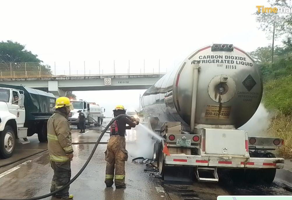 Inc3ndio en cisterna obliga a cierre parcial de la autopista Acayucan–Minatitlán; autoridades logran controlar el fuego sin lesi0n4dos