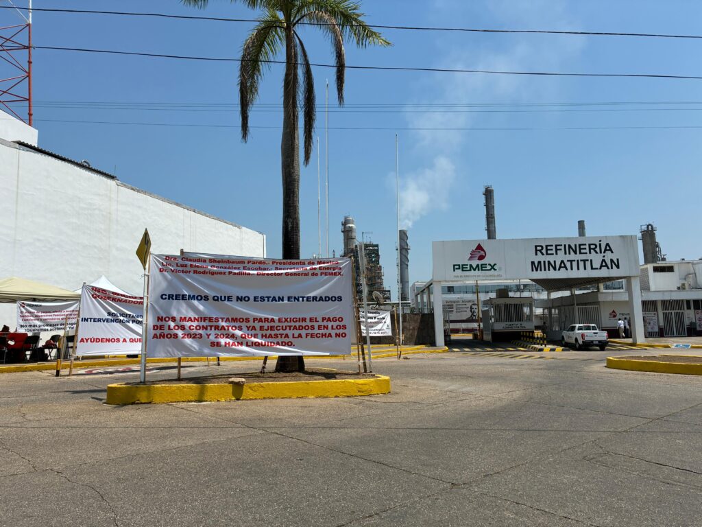 (+VÍDEO) Contratistas mantienen plantón en refinería de Minatitlán; advierten que podrían escalar protesta hasta Ciudad de México