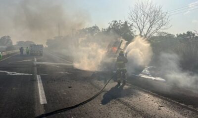 Explosión en la autopista Cosoleacaque-Acayucan deja a trailero con graves qu3madur4s
