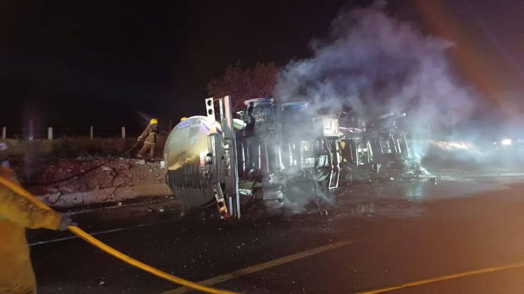 *Se registró volc4dura de pipa diésel provoca inc3nd!o en la carretera Ocozocoautla–Las Choapas*