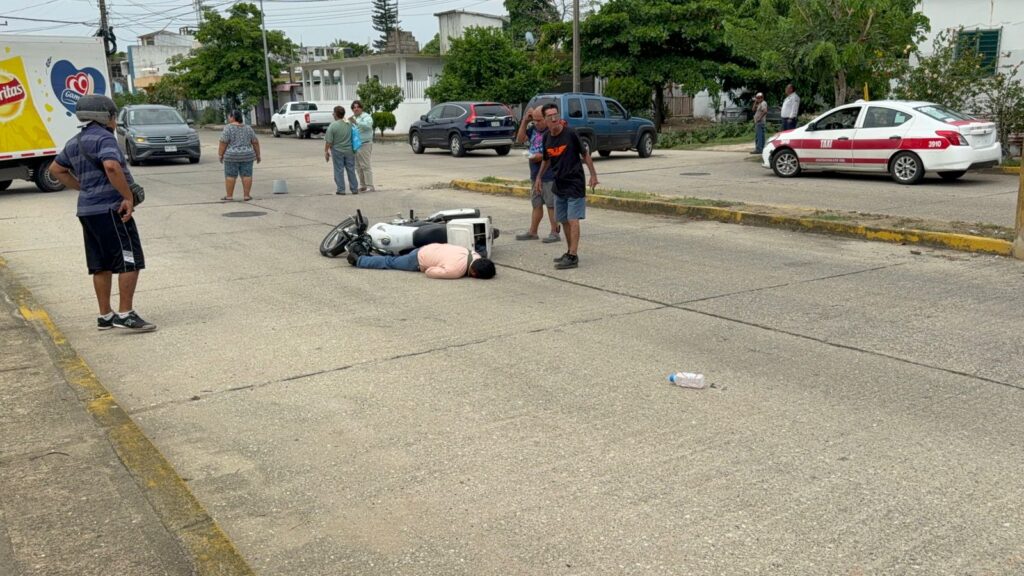 *Un perro provocó que motociclista se estr3llar4 contra el pavimento en la colonia Frutos de la Revolución de Coatzacoalcos*