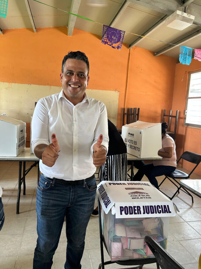 Jesús Fernández Céspedes emite su voto en Chinameca