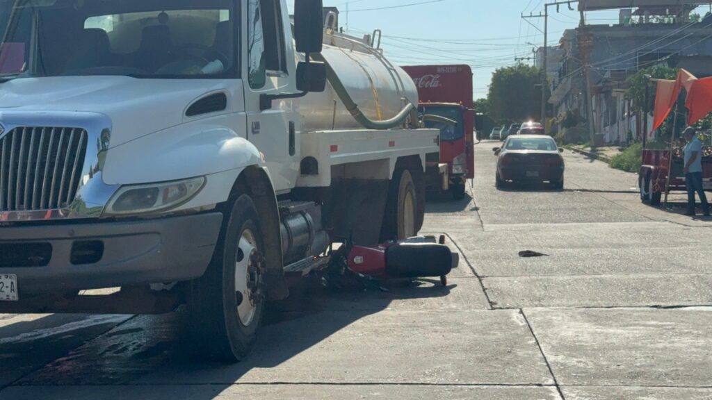 **Motociclista choca contra pipa en El Tamarindo**