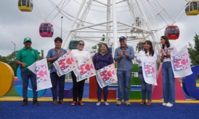 Ponciano Vázquez hace entrega de un automóvil a maestra ganadora en la rifa del Día del Maestro.