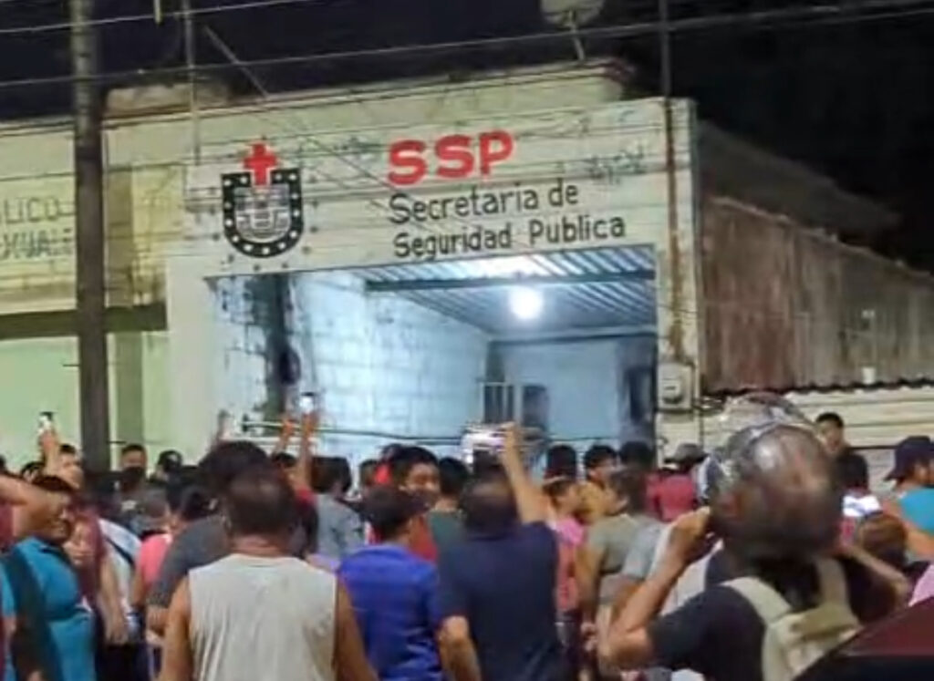 Irrumpen en comandancia y liberan a 15 det3nidos que descargaban tráiler con reporte de rob0 en Minatitlán